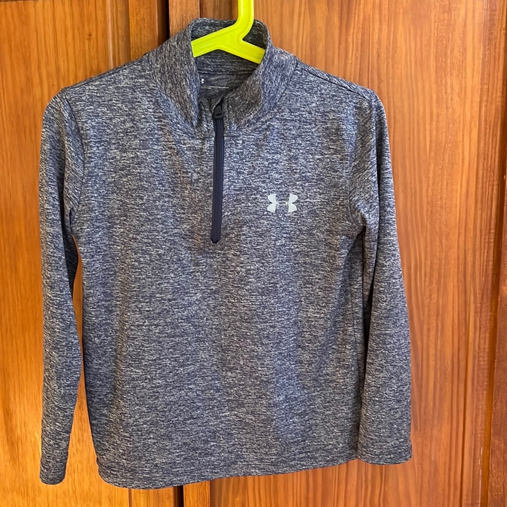 Under Armour top size 5
Preloved
Pet & Smoke FREE home